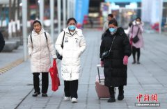 青海西宁迎降温天气 市民厚装出行